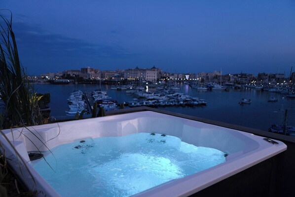 ห้องดับเบิล, เตียงคิงไซส์ 1 เตียง, วิวทะเล, ชั้นบน | ลานระเบียง/นอกชาน