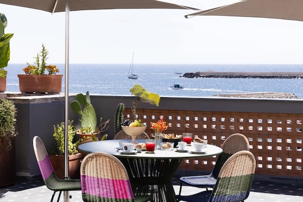 Vierbettzimmer, 1 King-Bett und Schlafsofa, Meerblick, Turm | Terrasse/Patio