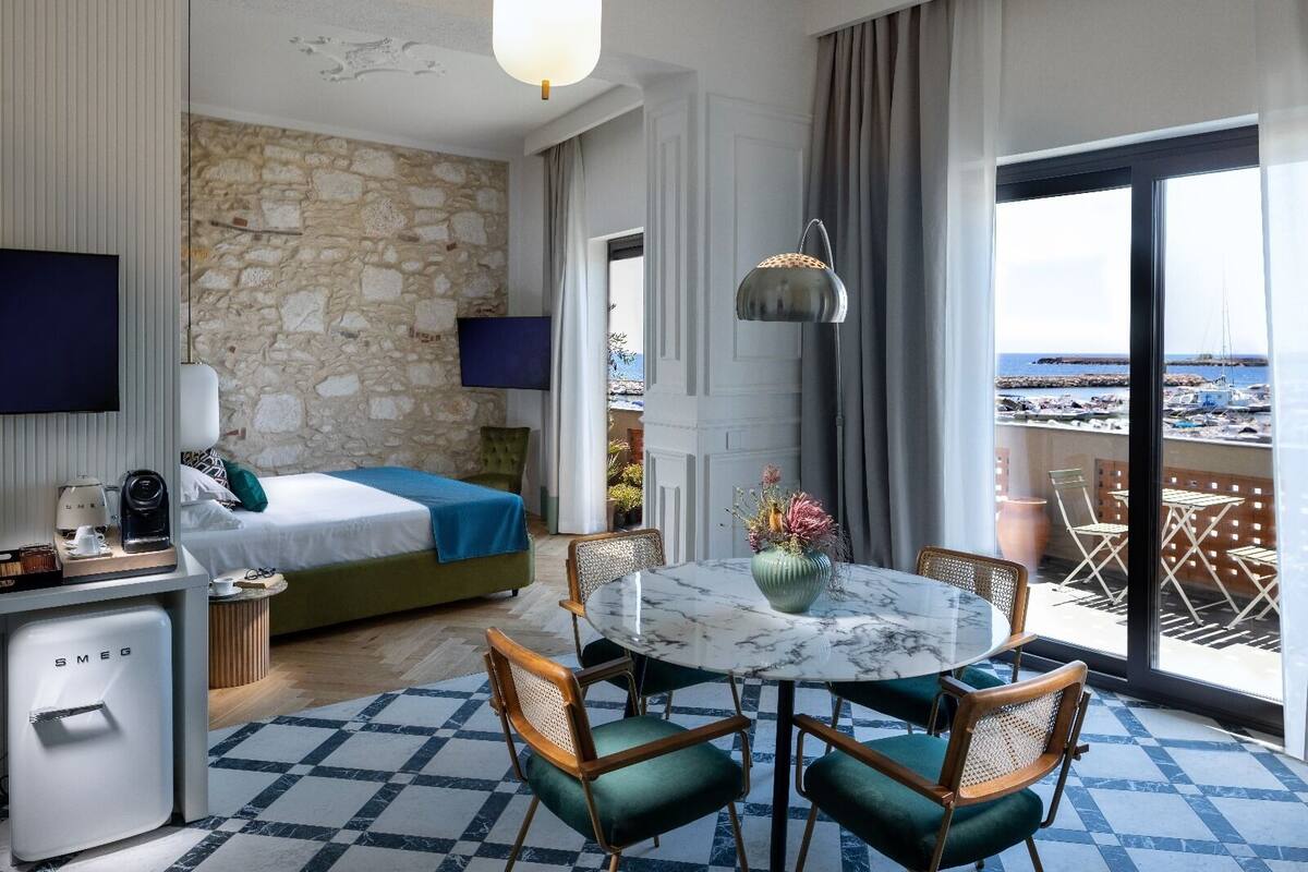 Chambre Quadruple, 1 très grand lit et 1 canapé-lit, vue mer, dans la tour