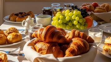 Esmorzar diari de cuina local gratuït