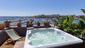 Habitació doble, 1 llit de matrimoni gran, vistes al mar, torre | Caixa forta a l'habitació, escriptori i habitacions insonoritzades