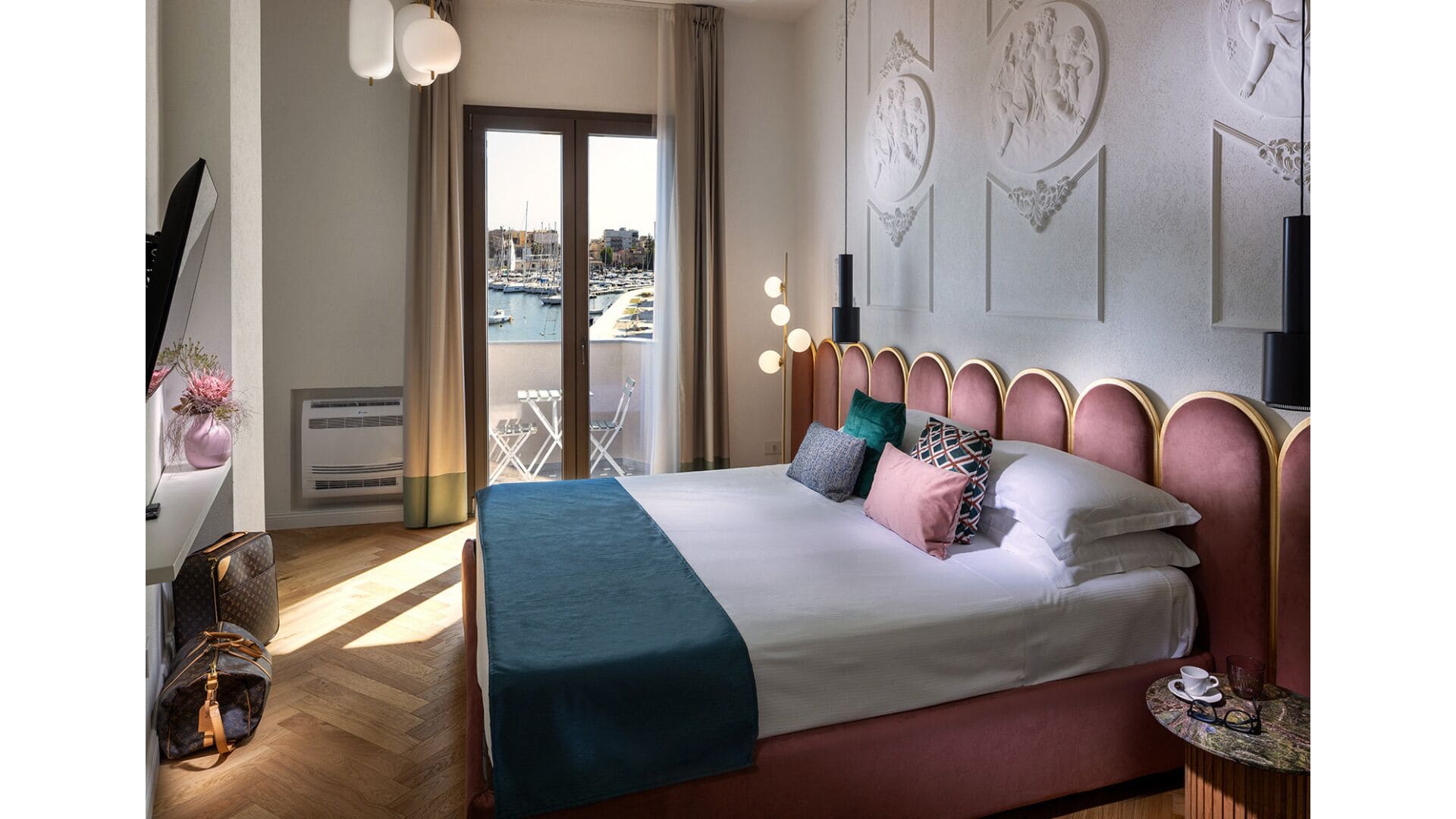 Caja de seguridad en la habitación y escritorio 