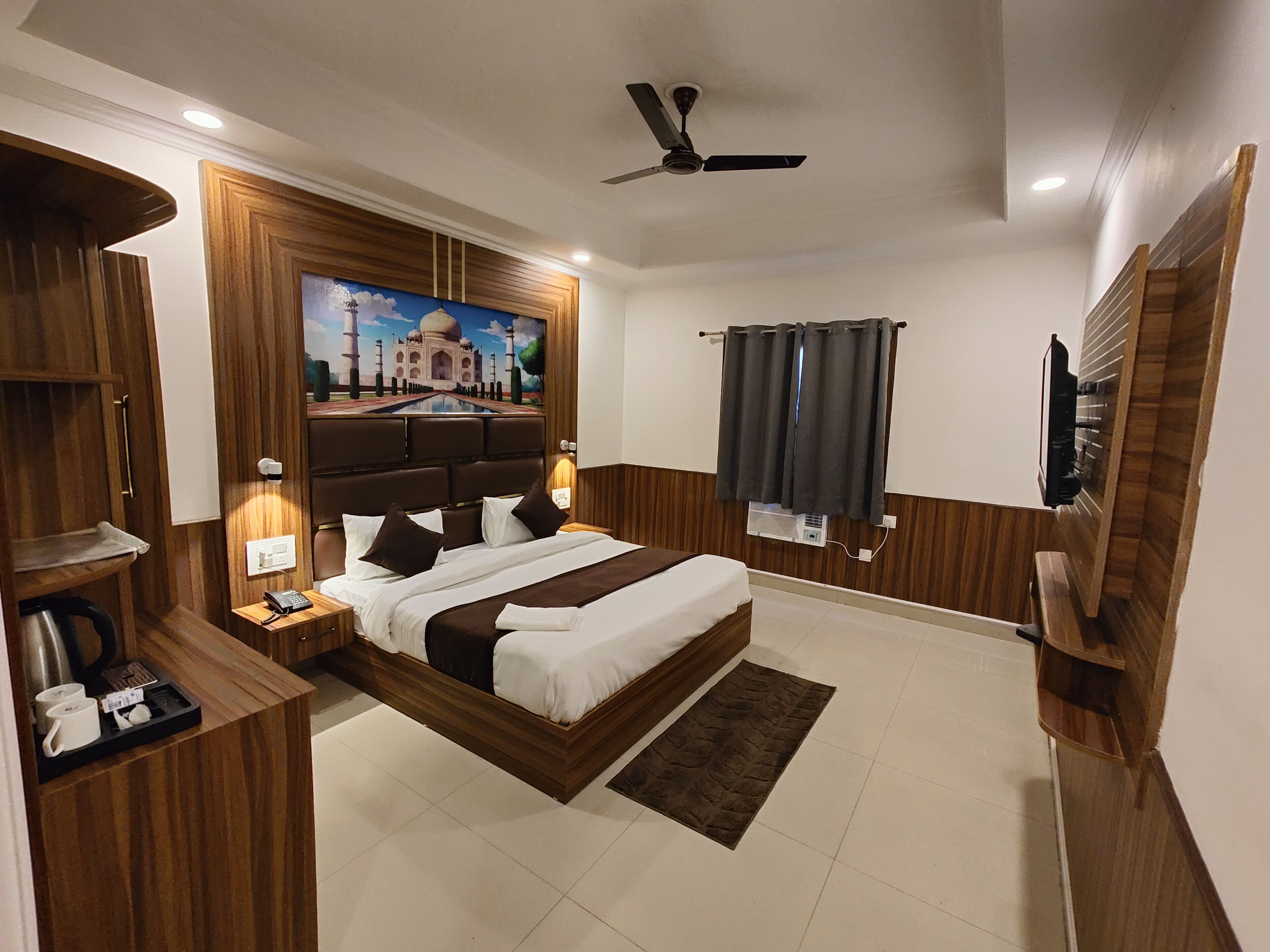 ラグジュアリー ルーム | デスク、ノートパソコン用作業スペース、WiFi (無料)