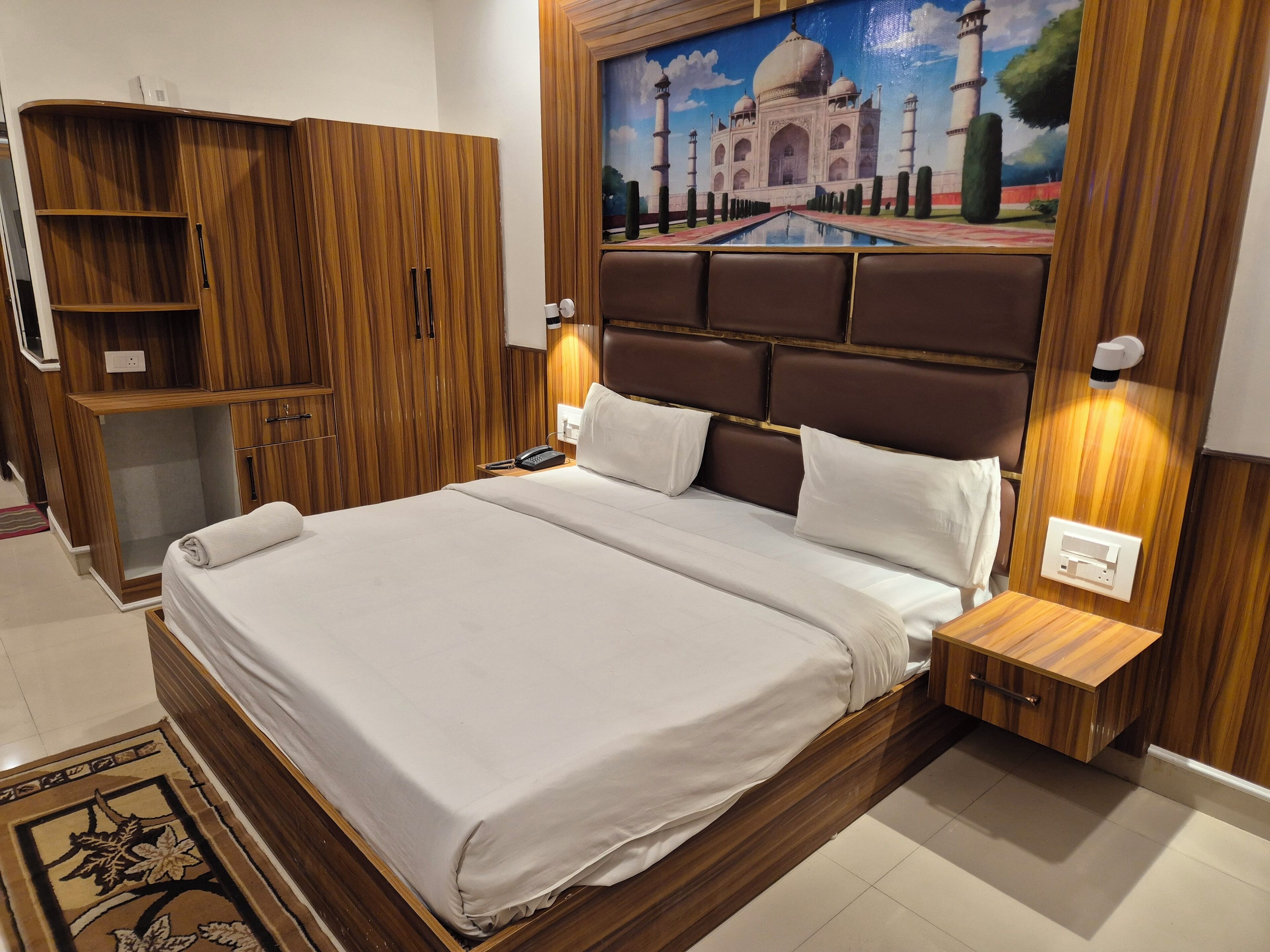 Phòng đôi Deluxe | Bàn, khu vực làm việc phù hợp cho laptop 