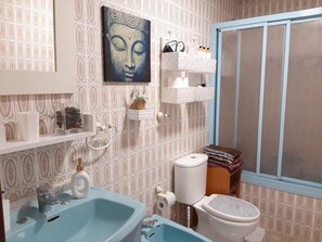 Haartrockner, Bidet, Handtücher, Seife