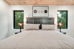 5 Schlafzimmer, Schreibtisch, Bügeleisen/Bügelbrett, Reisekinderbett