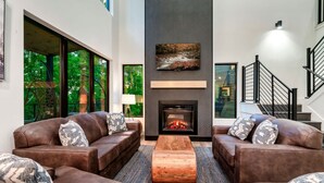 Interior - Modern Cabin, Sleeps 10・Indoor Pool・Hot Tub・Games (Sevierville)