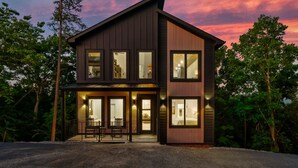 Exterior - Modern Cabin, Sleeps 10・Indoor Pool・Hot Tub・Games (Sevierville)