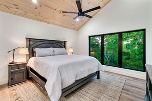 4 bedrooms, desk, iron/ironing board, WiFi - Modern Cabin, Sleeps 10・Indoor Pool・Hot Tub・Games (Sevierville)