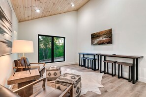 Interior - Modern Cabin, Sleeps 10・Indoor Pool・Hot Tub・Games (Sevierville)