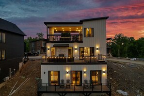 Exterior - Family Luxury Stay, Sleeps 6, Roof Deck & Hot Tub (Sevierville)