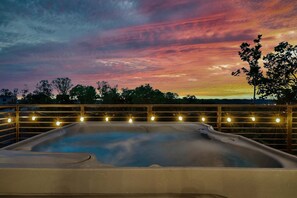 Outdoor spa tub - Family Luxury Stay, Sleeps 6, Roof Deck & Hot Tub (Sevierville)