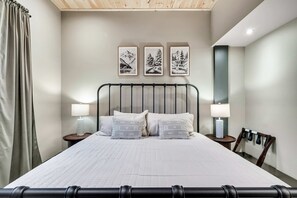 3 bedrooms, iron/ironing board, WiFi, bed sheets - Family Luxury Stay, Sleeps 6, Roof Deck & Hot Tub (Sevierville)