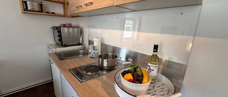 Réfrigérateur, micro-ondes, four, plaque de cuisson