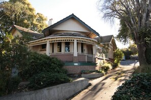Exterior - Manor on the Park Backpackers (Dunedin)