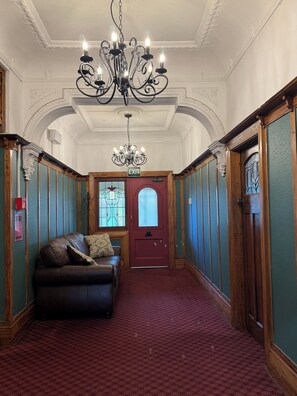 Lobby sitting area - Manor on the Park Backpackers (Dunedin)