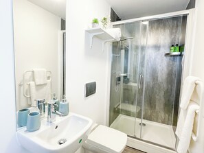 تجهيزات دش، مجففات شعر، مناشف، صابون