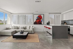 Televisión y oficina 