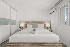 2 habitaciones, escritorio y tabla de planchar con plancha 