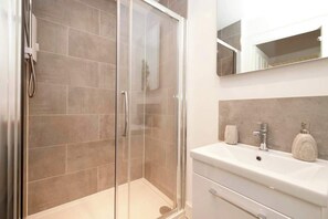 Huoneisto, kaupunkinäköala | Kylpyhuone