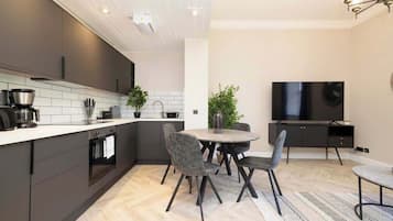 Apartment, City View | Private kitchen