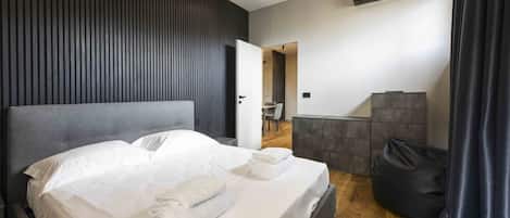 2 habitaciones y tabla de planchar con plancha