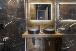 Dusche, Handtücher, Shampoo, Toilettenpapier