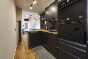 Fridge, microwave, stovetop, dishwasher