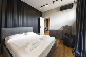 1 chambre, fer et planche à repasser