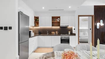 Jääkaappi, mikroaaltouuni, uuni, liesi