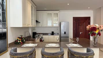 Deluxe Apartment, Balcony, City View | In-room dining