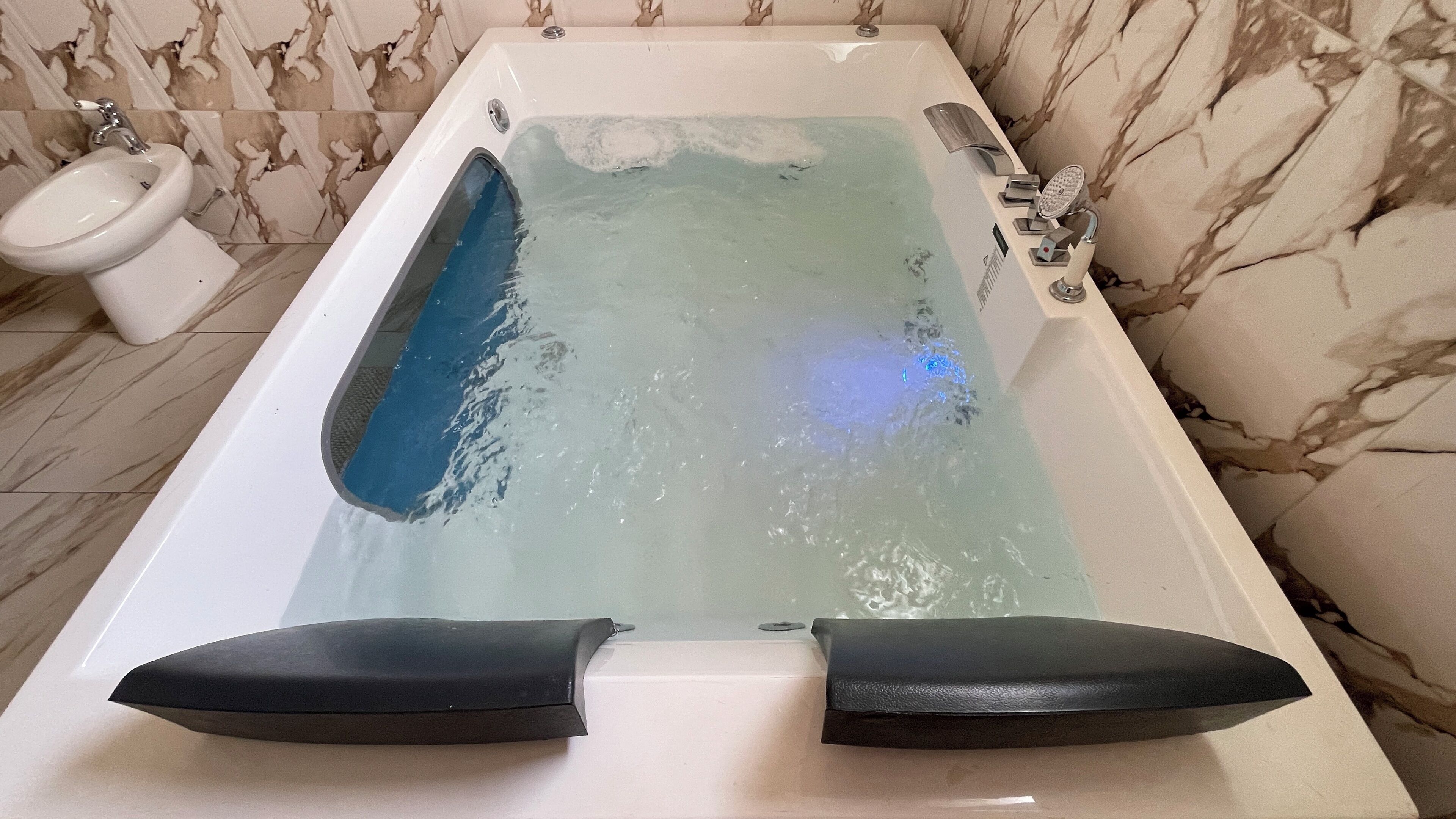 Suite Confort, vista a la ciudad | Baño | Toallas 