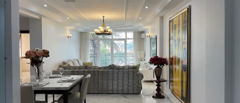 Familie appartement, balkon, uitzicht op stad | Woonruimte