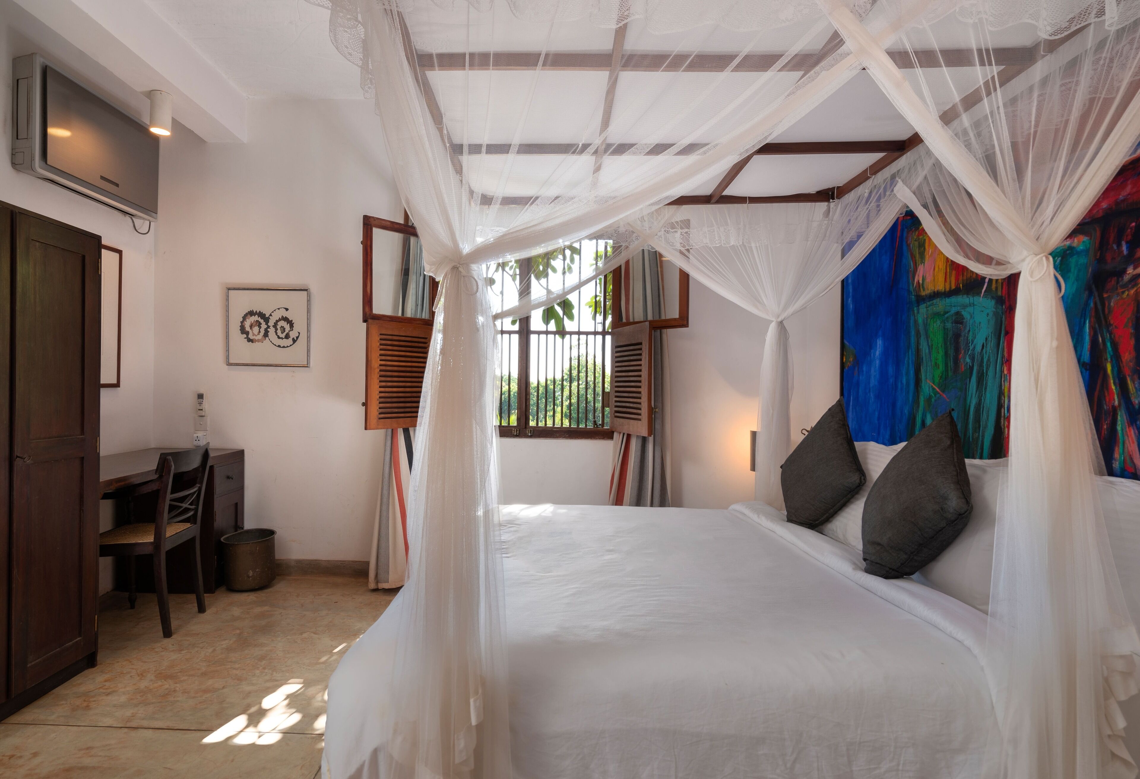 4 bedrooms, iron/ironing board, WiFi, bed sheets