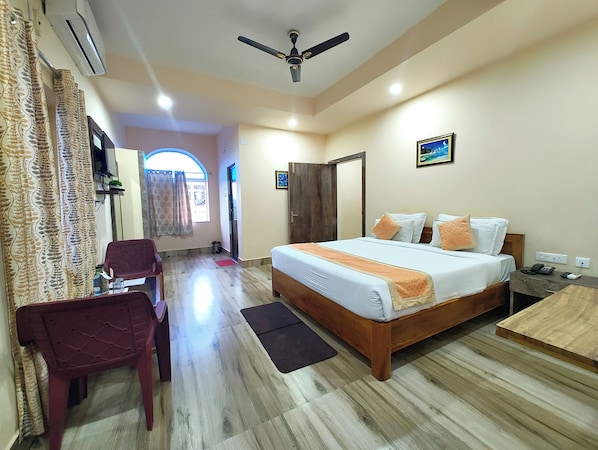 Executive Double Room, Multiple Beds | Hypo-allergenic bedding, in-room safe, desk, soundproofing