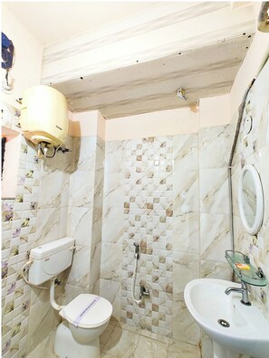 Executive Double Room | Bathroom | Shower, rainfall showerhead, free toiletries, slippers