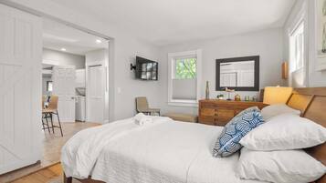 2 bedrooms, desk, iron/ironing board, WiFi