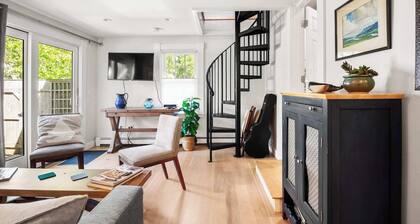 Charming Getaway 1 Block from Beach!