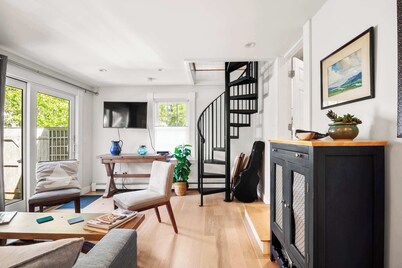 Charming Getaway 1 Block from Beach!