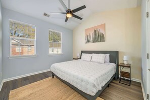 2 quartos, escrivaninha, Wi-Fi, roupa de cama