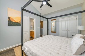 2 bedrooms, desk, WiFi, bed sheets