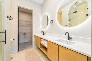 Shower, hair dryer, towels - The Quartz Palace - Lakefront Energetic Oasis (Mooresville)