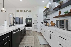 Microwave, oven, coffee/tea maker, highchair - Relaxing 3BAPool+Hot Tub Near the River & Wineries (Walnut Grove)