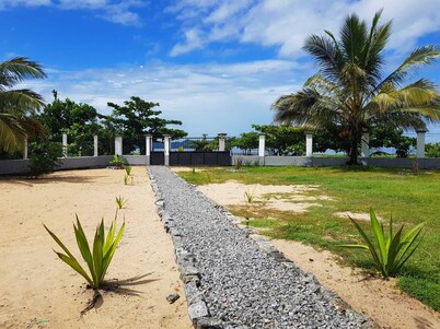 Entire house facing the sea. Quiet, peaceful, secure, air-conditioned, integrated wifi