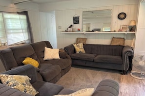 Smart-TV, DVD-Player, Bücher, Videothek