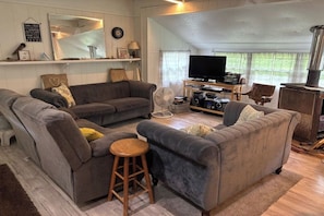 Smart-TV, DVD-Player, Bücher, Videothek