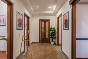 Espacio para trabajar con laptop y tabla de planchar con plancha 