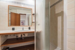 Bathroom - Joivy Piazza di Spagna apartment (Rome)