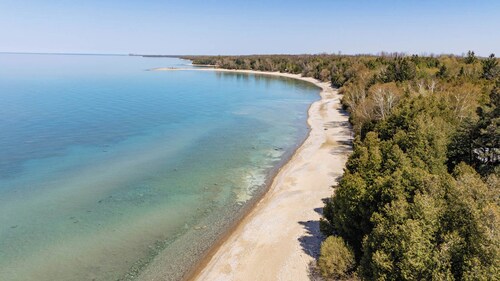 Twilight Haven, Short walk to Lake Huron