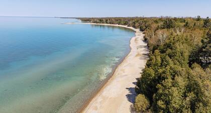 Twilight Haven, Short walk to Lake Huron